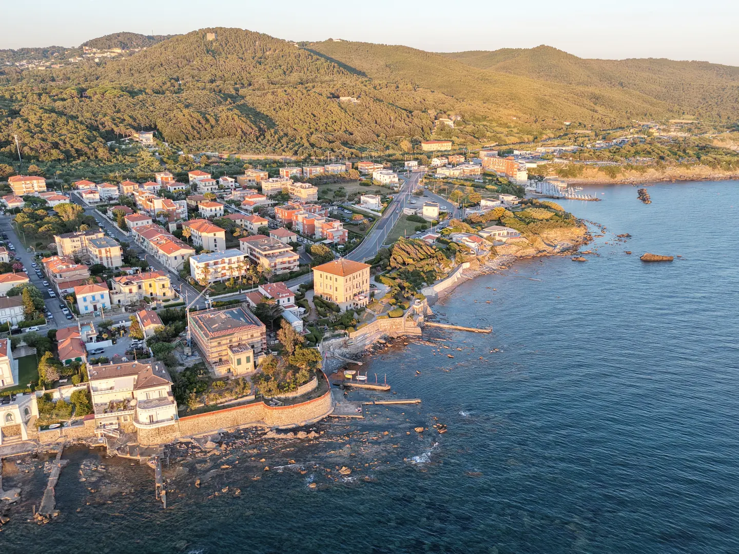 Borgo sul mare all'ora d'oro visto dal drone, costa a sud di Livorno