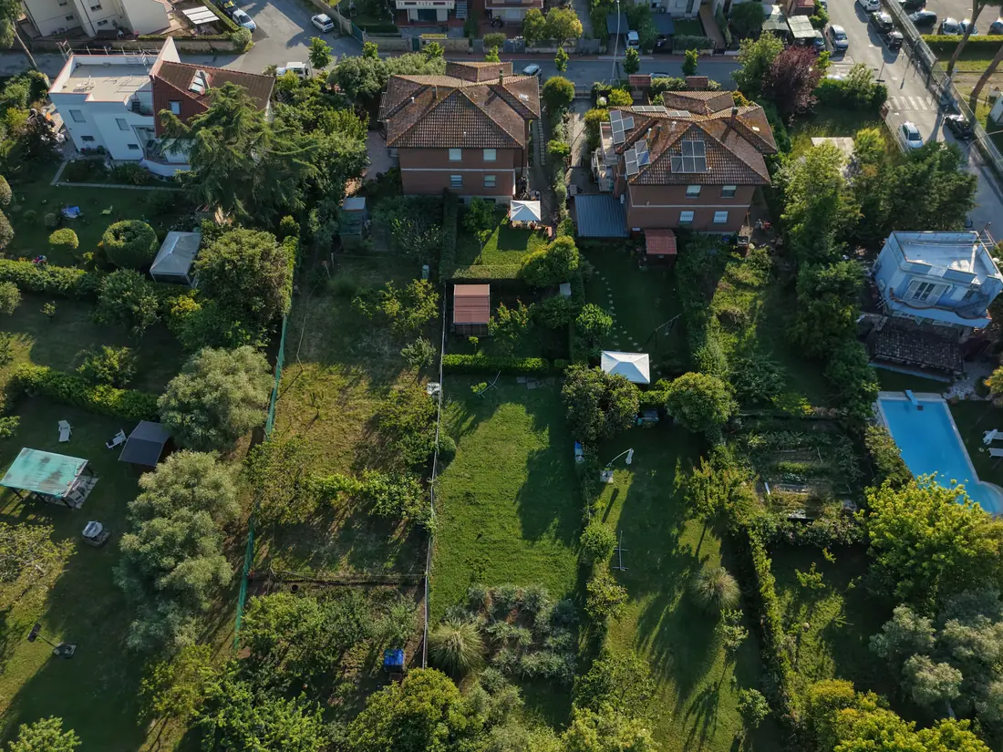 Ville e giardini residenziali con piscine visti in verticale dal drone