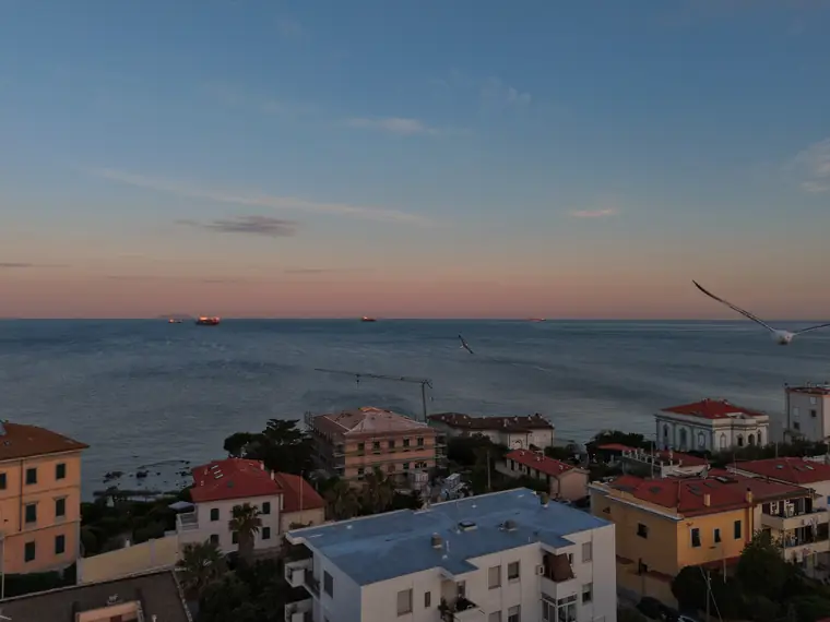 Alba rosa sul mare e sui tetti del litorale livornese, foto aerea