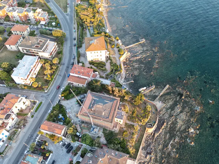 Costa e case sul mare viste in verticale dal drone